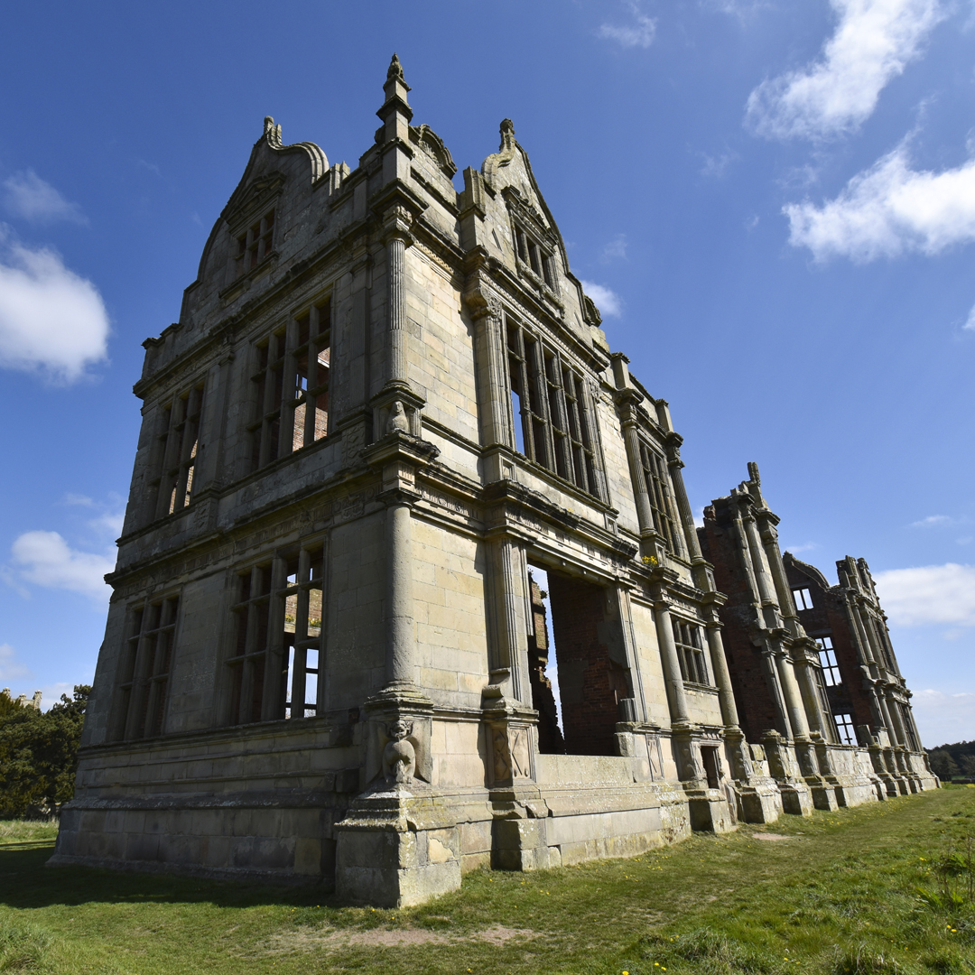 Not your typical castle 🤔🏰

#DYK that the Elizabethan south wing of Moreton Corbett Castle is a rare survival from this period of a bold Italian-inspired design? Sadly it was devastated during the Civil War. 💣

📍 Moreton Corbet Castle, Shropshire