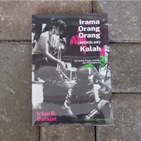 "Meski  pada awalnya kerap dipandang sebagai musik kelas bawah, dangdut koplo  kini nyatanya dianggap mampu mewakili beragam karakter."

IRAMA ORANG-ORANG (MENOLAK) KALAH - Irfan R. Darajat, Rp71.000. Pesan via tokopedia.com/kineruku/irama…