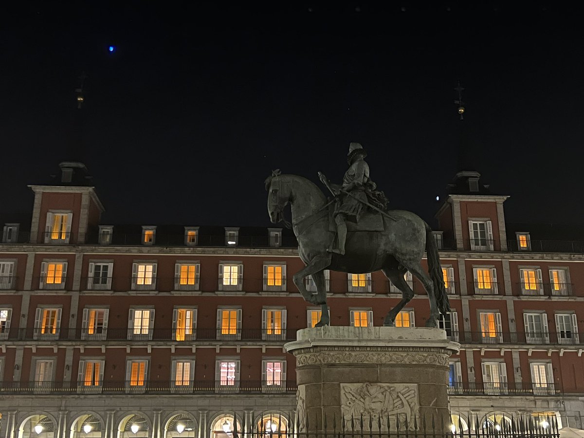 EASLedu's tweet photo. About last night 🌙

Walking city tour of Madrid lead by Prof. Agustín Albillos 👣🇪🇸

Visit of Puerta del Sol, Plaza Mayor, Plaza de España and much more 👀🙌 

@EASLnews @DigestivoHRyC https://t.co/rpqpZ2Cyhl