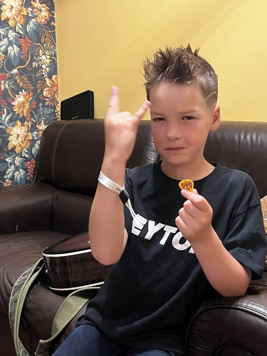 RobLord2's tweet image. Unbelievable headline set by @TheKsUK the boy loved it. 
Big thanks to the lad who let mine have the plectrum after the scramble