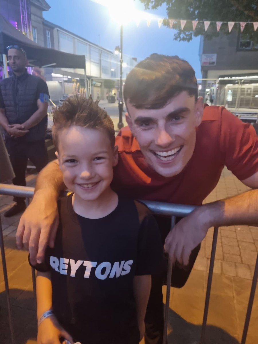 RobLord2's tweet image. Unbelievable headline set by @TheKsUK the boy loved it. 
Big thanks to the lad who let mine have the plectrum after the scramble