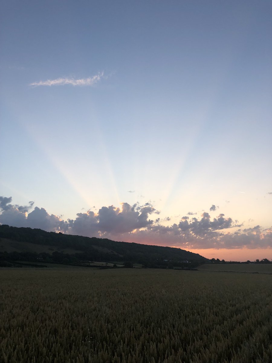 Meanwhile, earlier this morning…
#crepuscularrays #northdowns #sunrise