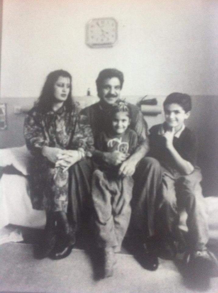 Een foto van <a href="/vrij_nederland/">Vrij Nederland</a> toen wij in het vluchtelingenkamp zaten in Amsterdam in 1994. Ik wil niet weten hoe het zou zijn geweest als mijn zusje en ik als 'nareizigers' zouden worden bestempeld en achterbleven in een oorlogsgebied zonder onze ouders. #kabinet #asielcrisis