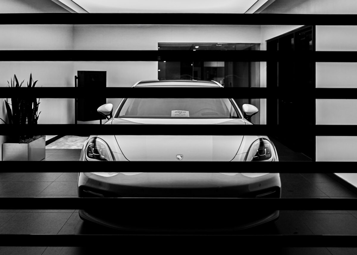 vpbowers's tweet photo. Took my Leica Q with me to the local Porsche dealer. Found the room where they deliver the cars to the new owners. #porschemobile #mobilealabama #porsche #paulbowersphotographer #leica #leicaq #vpbowers https://t.co/uytEIhXcTp