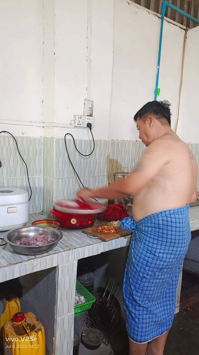 ကိုကြီးဆီသွားခဲ့တာလေး
ငါးခူချက်လည်းစား
ပေါက်ဆီရော ခရေရောစား😋😋