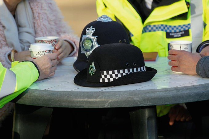 MPSBelmoreXH's tweet photo. Officers will be at Yeading Library today between 2:30pm-3:30pm. Please come along if you have any concerns regarding crime in your local area, seek crime prevention advice or a friendly chat. We'll be happy to assist #BelmoreSNT #CoffeeWithACopper #CrimePreventionAdvice https://t.co/UKE5pxiLsq