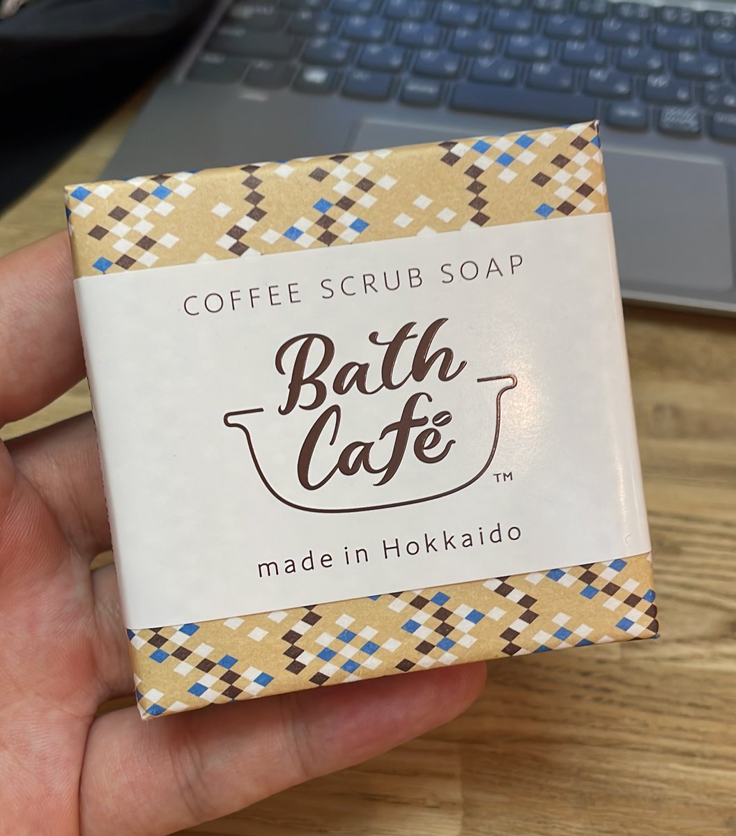 PORTO_KAMIKAWA's tweet image. ポルトにあるこれ結構イイっす
コーヒーの香りの石鹸ってなんだろ…って感じだったけど、意外とお風呂で使うと落ち着く感じあるし、週一っくらいで使うと肌がいい感じになります。

捨てられちゃうコーヒーを使った商品で環境にも◎

ぜひ試してみて！

#みんなのポルト
#bathcafe