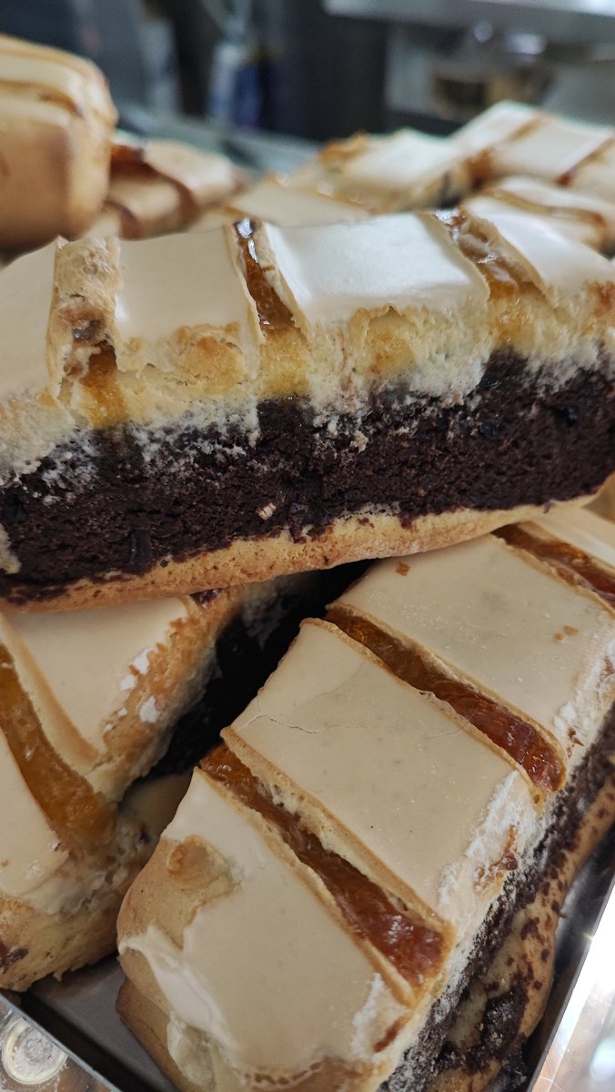 biscotti all’amarena, come tante altre ricette campane, nasce con l’intento di riciclare gli avanzi di altri dolci. Il ripieno delle volte, è infatti costituito di altri tipi di torte secche