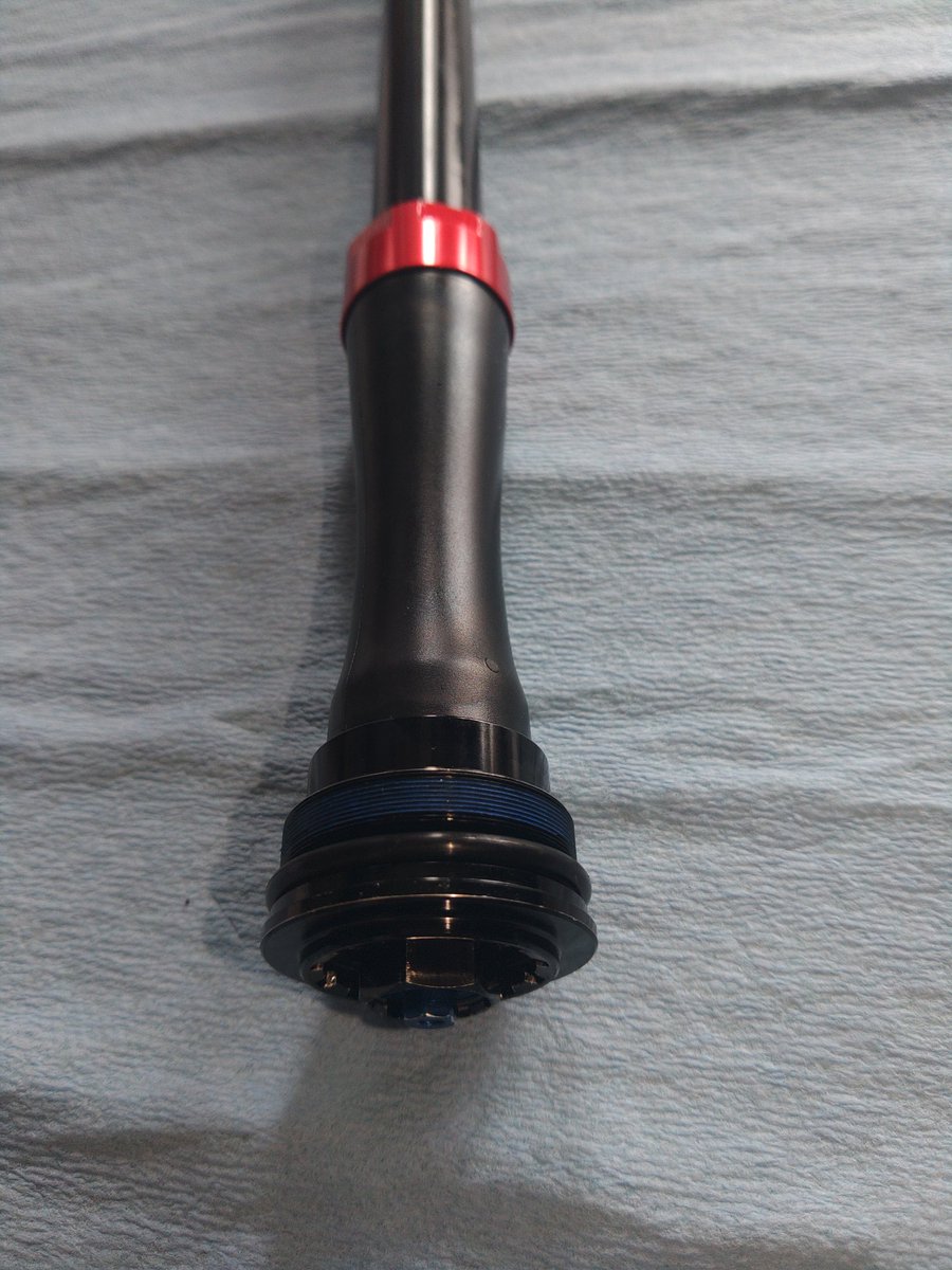 gravitylab's tweet image. 2年程使って、トップからオイル漏れだしたボクサーのチャージャー2.1の修繕。こちらもバキュームで真空引きで気密チェックしてオイル充填なので、良い仕上がりになります。