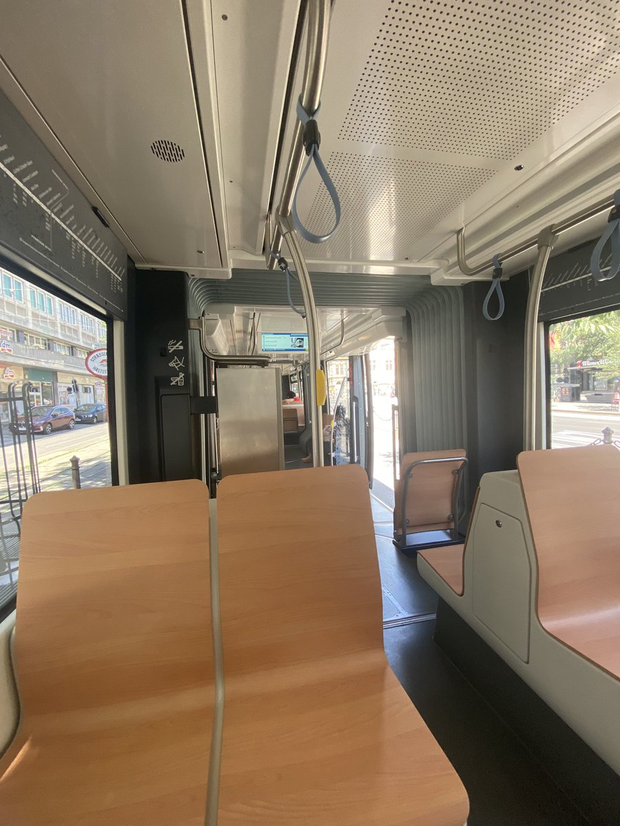 MikeAlpha66's tweet photo. Die neuen #BadnerBahn Züge sind wirklich gelungen. Angenehm klimatisiert, noch sauber und bequem. 👍 https://t.co/us6LinvDXp