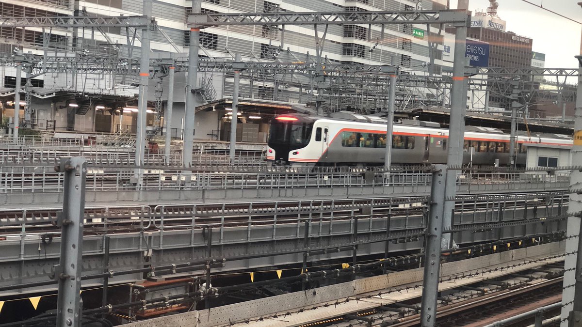 にゃごや！
新型の特急を初めてみました！！
今日は降車せずそのまま通り越しますが(^◇^;)