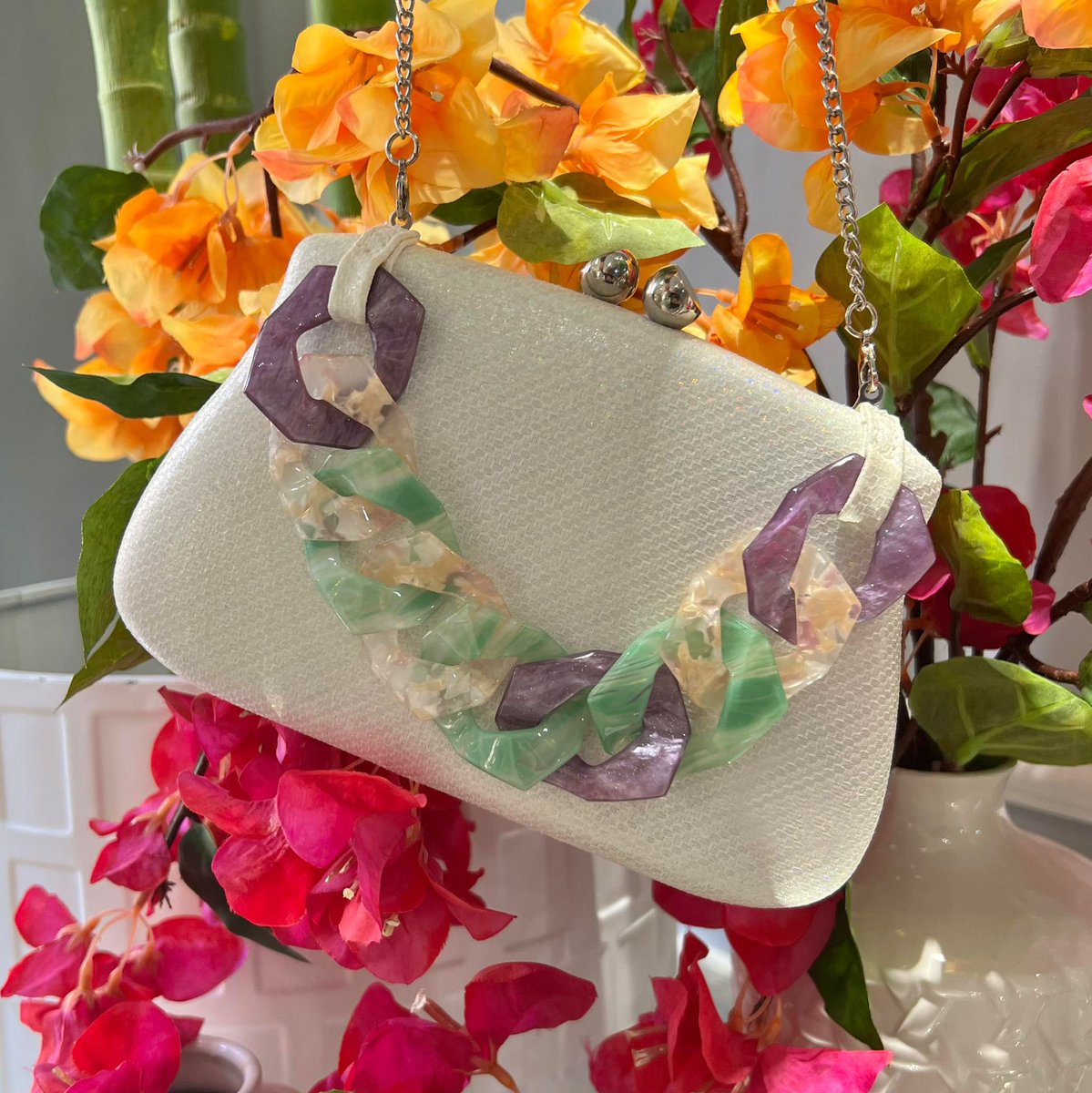 Los #bolsos y #clutch más 🔝🔝🔝, te esperan en nuestra boutique en calle GARCÍA ALIX, 9 de ALMERÍA 😍😍😍
.
.
Se realizan envíos a toda España.
.
.
#airun #airuntocados #tocadosairun #peinas #complementos #complementosnupciales #novia #bride #invitada #boda #bodasalmeria