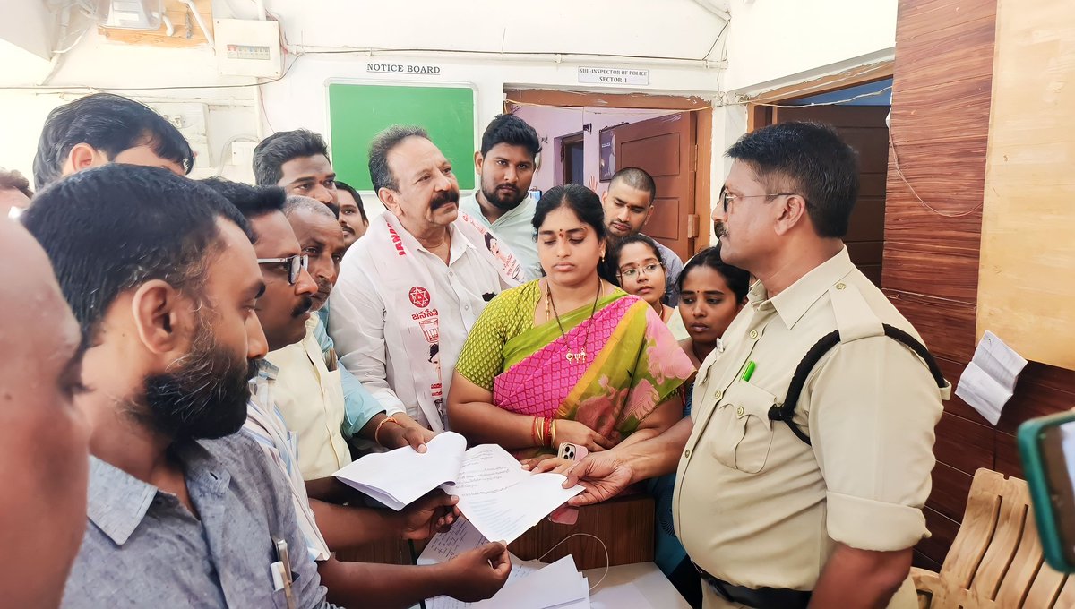 GuruduttMeda's tweet photo. అధికార బలం చూసి మదంతో సోషల్ మీడియా వేదికగా #YCP Paytm batch సన్నాసులు పవన్ కళ్యాణ్ గారి చేస్తున్న అసత్య ప్రచారాలపై అధిష్టానం ఆదేశాల మేరకు రాజానగరం నియోజకవర్గం లో రాజానగరం పోలీస్ స్టేషన్ వారికి కంప్లైంట్ ఇవ్వడం జరిగింది.
#HelloAP_ByeByeYCP
#JanaSenaParty https://t.co/2Hp2bbDG79