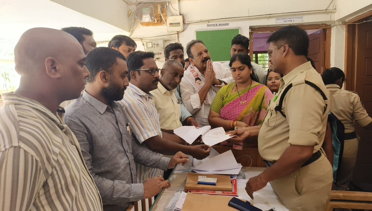 GuruduttMeda's tweet photo. అధికార బలం చూసి మదంతో సోషల్ మీడియా వేదికగా #YCP Paytm batch సన్నాసులు పవన్ కళ్యాణ్ గారి చేస్తున్న అసత్య ప్రచారాలపై అధిష్టానం ఆదేశాల మేరకు రాజానగరం నియోజకవర్గం లో రాజానగరం పోలీస్ స్టేషన్ వారికి కంప్లైంట్ ఇవ్వడం జరిగింది.
#HelloAP_ByeByeYCP
#JanaSenaParty https://t.co/2Hp2bbDG79