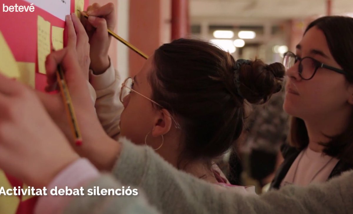 inscanoriac's tweet photo. Convençudes que la cultura de la pau l'hem de cultivar també des de les escoles i instituts. Ahir es va estrenar el doc. "Controvèrsia a l'aula" d'@escolapau
i @foradequadre  a @beteve.
Gràcies per fer-nos partícips d'un projecte tan bonic.@MireiaMas #NuriaHuertas @Marinacaireta https://t.co/vrnLy2UyBu