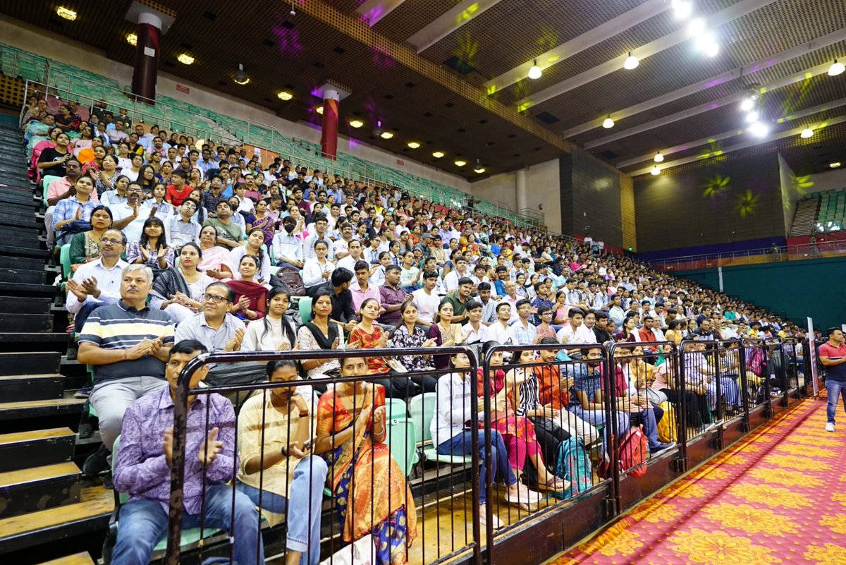 CM <a href="/ArvindKejriwal/">Arvind Kejriwal</a> जी ने JEE-NEET Clear करने वाले Delhi Govt Schools के छात्रों के साथ बातचीत की।

केजरीवाल सरकार की शिक्षा क्रांति का ही असर है कि आज दिल्ली के सरकारी स्कूल के छात्र इतिहास रच रहे हैं।