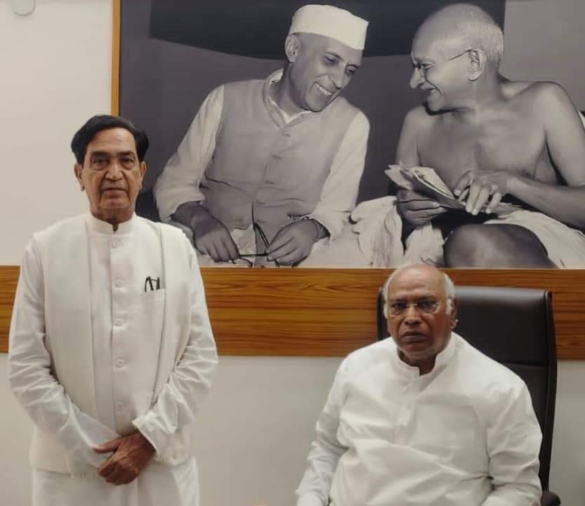 kanwat_saurabh's tweet image. पूर्व केंद्रीय वित्त राज्य मंत्री भारत सरकार श्रीं नमोंनारायण मीना जी ने भारतीय राष्ट्रीय कांग्रेस के अध्यक्ष आदरणीय श्री मल्लिकार्जुन खरगे जी से उनके निवास स्थान पर मुलाकात कर प्रदेश के राजनीतिक हालातों पर चर्चा कर मार्गदर्शन प्राप्त किया। @INCIndia  @NNMeena_INC 
@kharge