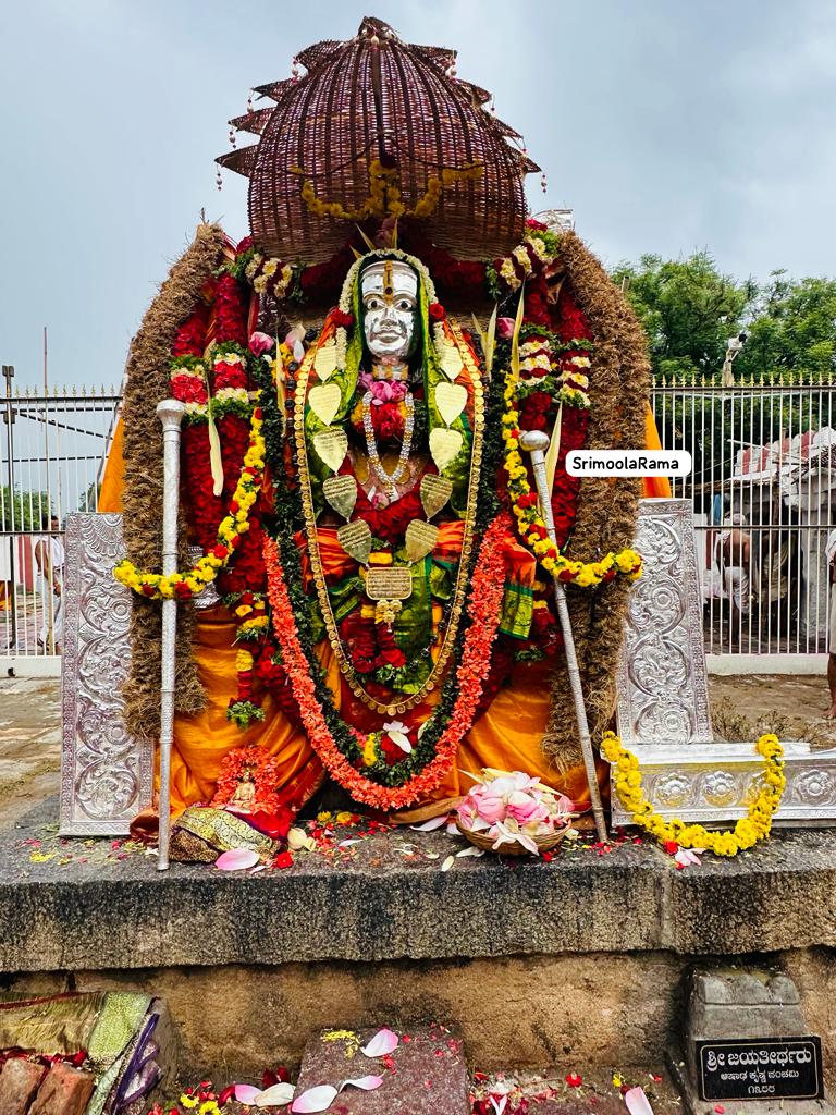 GirishArvind1's tweet photo. ಗಜಗಹ್ವರಸ್ಥ ಶ್ರೀಜಯತೀರ್ಥಗುರುಸಾರ್ವಭೌಮರಿಗೆ ಜಯವಾಗಲಿ. 
" ಸತ್ಯಮೇವ ಜಯತೇ "
🙏 @srsmutt  🙏 https://t.co/SfAJq2vKHU
