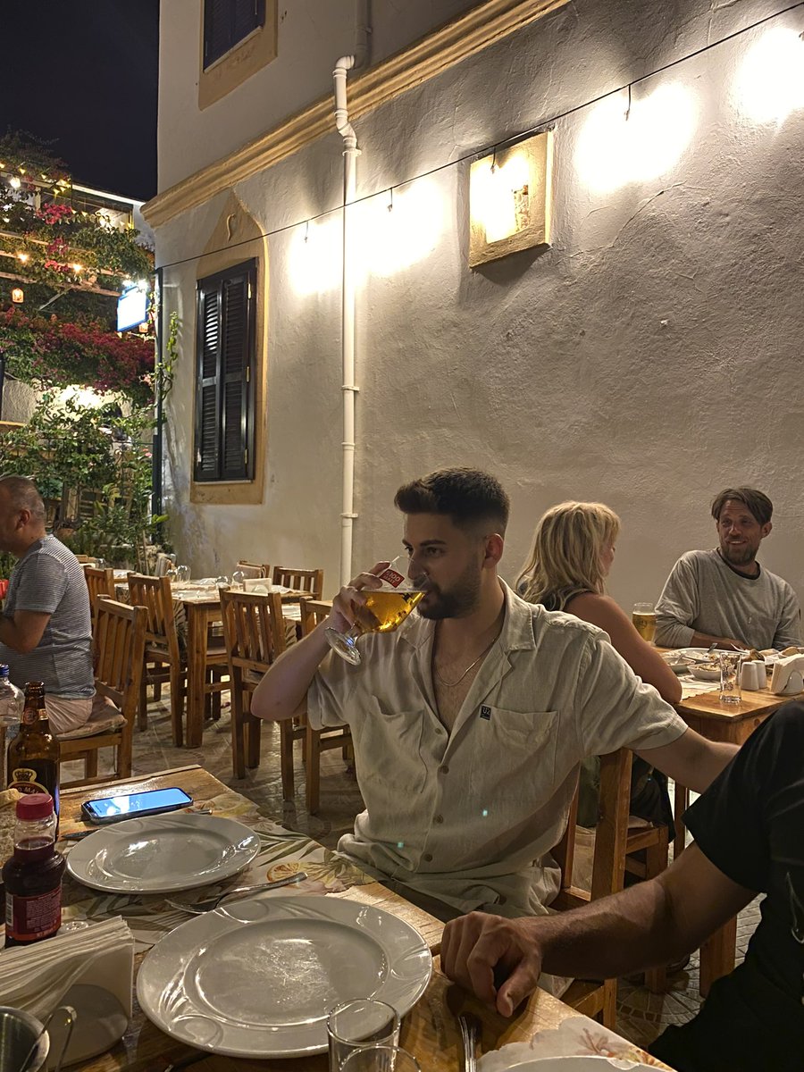 Mertcanakcaa07's tweet photo. 🍷 https://t.co/NsOJrLAVOH