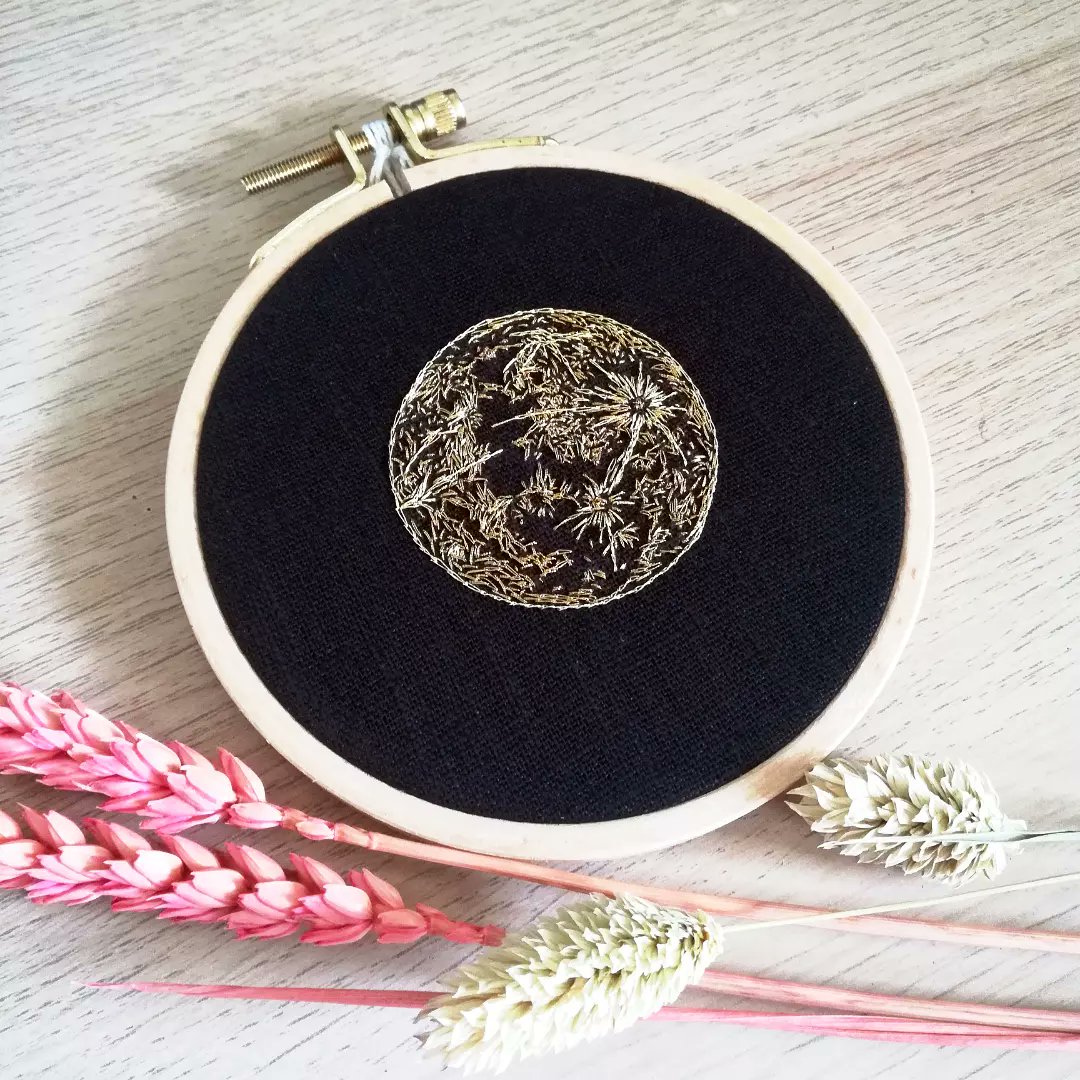 'Golden Moon'

etsy.com/fr/shop/Opheli…

#embroidery #broderie #moon #lune #satellite #fullmoon #supermoon #goldenmoon #moonartwork #moonembroidery #luneart #lunebrodée #goldembroidery #modernembroidery #ophelietrichereau #scotlandembroiderer #edinburghembroidery #astroart