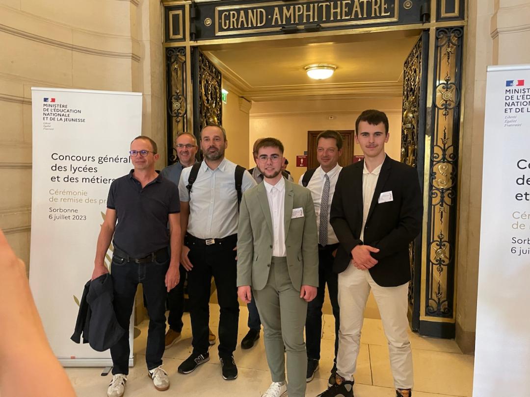Curie_Corot's tweet photo. Resultats du CGM à la Sorbonne: Enzo 1er et Florentin 2eme 🏆🏆.
Bravo à eux, à leur famille, et à leurs enseignants: Mrs POUPPEVILLE et BARBERA qui les ont accompagnés. https://t.co/C0nlZJUOgW