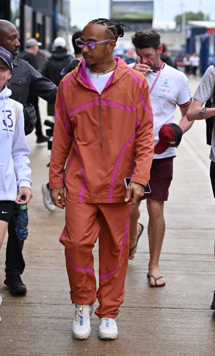 RT @SirLewisUpdates: Lewis Hamilton arrives to the track for quali day #BritishGP https://t.co/P0WMzw5FzI