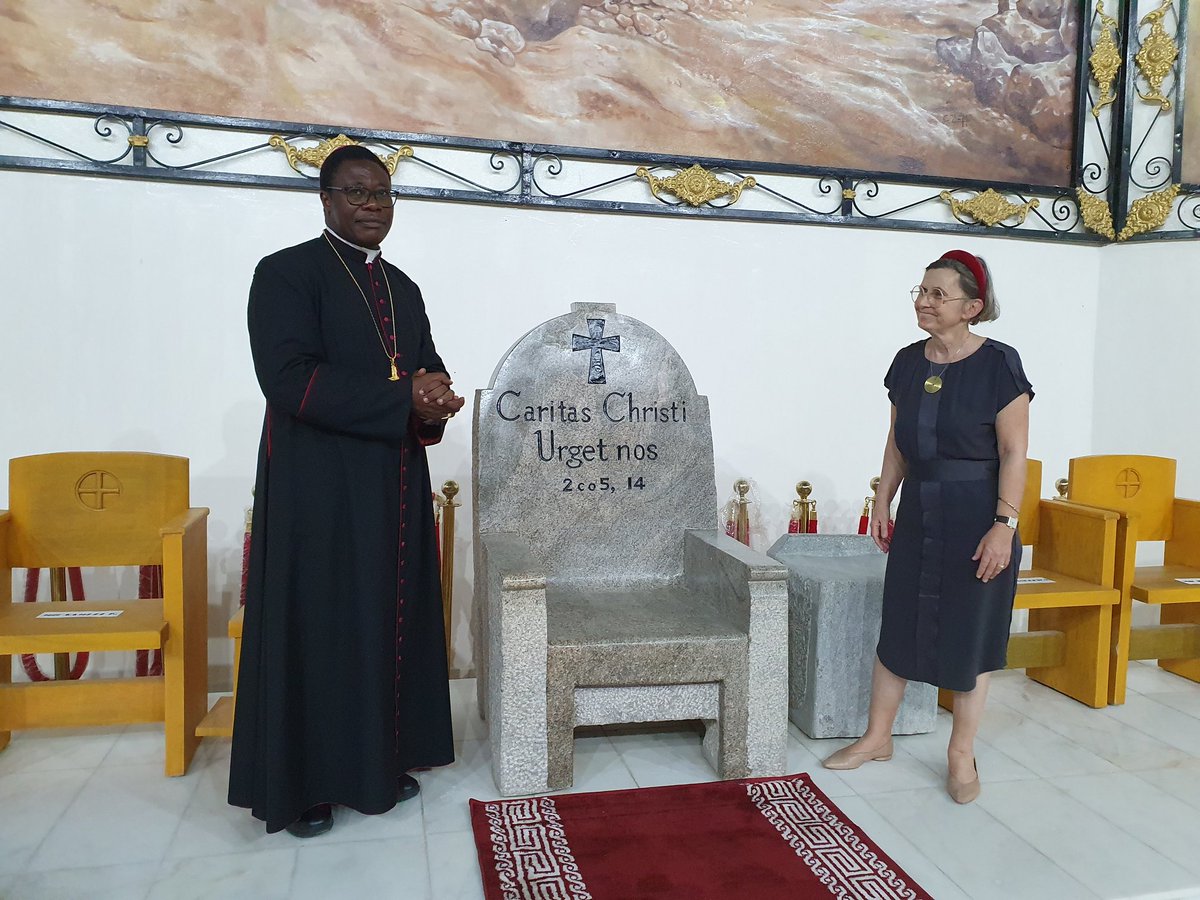 GermanyinCMR's tweet photo. Symbole d'une coopération amicale :
Des artisans 🇩🇪 &🇨🇲 ont participé à la construction de la cathédrale de Maroua, dont l'ambassadeur Dr. Fricke assiste à l'inauguration. Une particularité, les cloches, les fenêtres et la statue de la Vierge proviennent de villes🇩🇪. https://t.co/0TzsMWhaOM