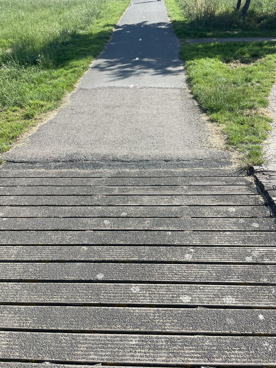 2 keer aangesproken en gezien dat scootmobiels niet bruggetje breekbare pad noord op kunnen. Bewoners geven aan geen opvolging wijkwethouder <a href="/gemkadij/">Krimpen a/d IJssel</a>  te ontvangen. #isnietkrimprn. <a href="/ZHLandschap/">Zuid-Hollands Landschap</a> dit is levens gevaarlijk.