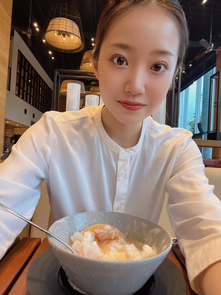 ccafe_breadcafe's tweet photo. 🍽️グラナダスィート オン ア ターブル
カフェタイムは14:00-16:30

「まるごと桃のかき氷」

お店の雰囲気もとっても素敵なの❤️
公式サイトで予約して行った方が確実👍
予約せず注文もできるけど、注文してから届くまでにちょっと時間がかかるみたい💦
美味しくぺろっと完食😋行ってみてね😊 https://t.co/ZMLKzJGT3h