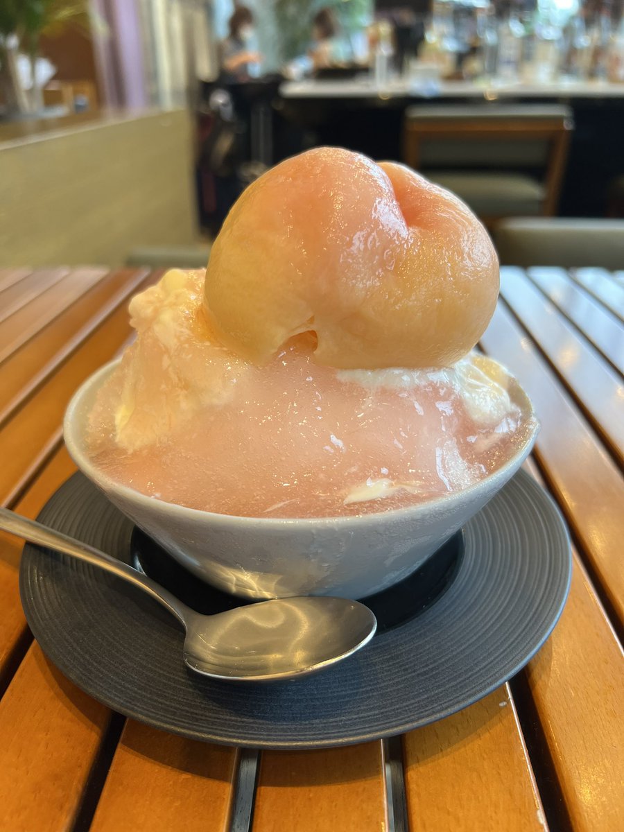 ccafe_breadcafe's tweet photo. 🍽️グラナダスィート オン ア ターブル
カフェタイムは14:00-16:30

「まるごと桃のかき氷」

お店の雰囲気もとっても素敵なの❤️
公式サイトで予約して行った方が確実👍
予約せず注文もできるけど、注文してから届くまでにちょっと時間がかかるみたい💦
美味しくぺろっと完食😋行ってみてね😊 https://t.co/ZMLKzJGT3h