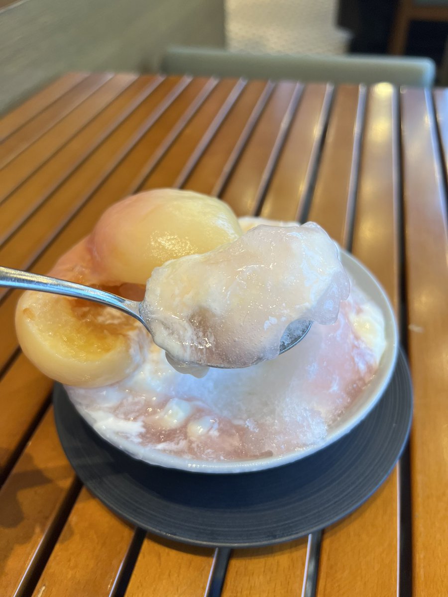 ccafe_breadcafe's tweet photo. 🍽️グラナダスィート オン ア ターブル
カフェタイムは14:00-16:30

「まるごと桃のかき氷」

お店の雰囲気もとっても素敵なの❤️
公式サイトで予約して行った方が確実👍
予約せず注文もできるけど、注文してから届くまでにちょっと時間がかかるみたい💦
美味しくぺろっと完食😋行ってみてね😊 https://t.co/ZMLKzJGT3h