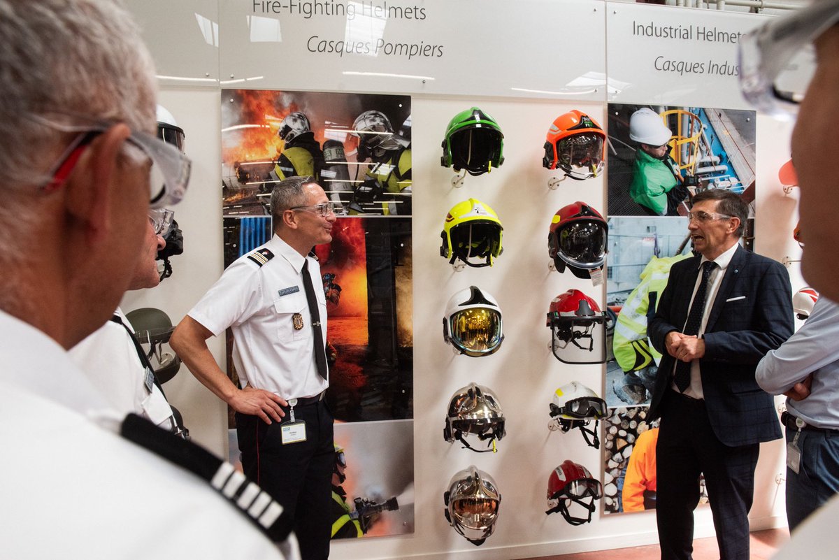 PompiersFR's tweet photo. #Partenaires | Le comité exécutif de la Fédération nationale des sapeurs-#pompiers de France s’est réuni au cœur de l’usine @MSAsafety à Châtillon-sur-Chalaronne pour rendre visite au fabricant des casques français qui protègent celles et ceux qui vous protègent. https://t.co/euKp5UPsdd