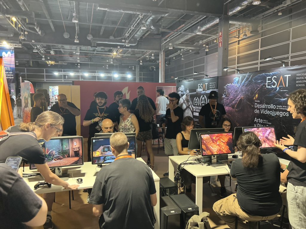 ESAT_Valencia's tweet photo. Los alumnos de @ESAT_Valencia  siguen mejorando sus #videojuegos  🎮 con el feedback reportado por los visitantes a nuestro stand en @DreamHackSpain Valencia. 
Próximamente en @Steam podrás ver sus actualizacione
🔥¿Te atreves a seguir mejorándolos y aportar tu granito de arena? https://t.co/brjVoXDvPd
