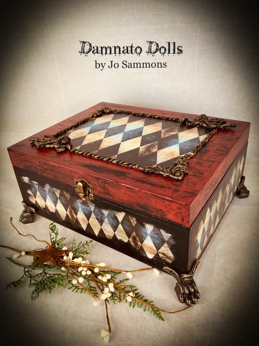 Keepsake boxes available in my Etsy shop Damnato Dolls etsy.com/uk/shop/Damnat…
#keepsakebox #jewellerybox #TheCraftersUK