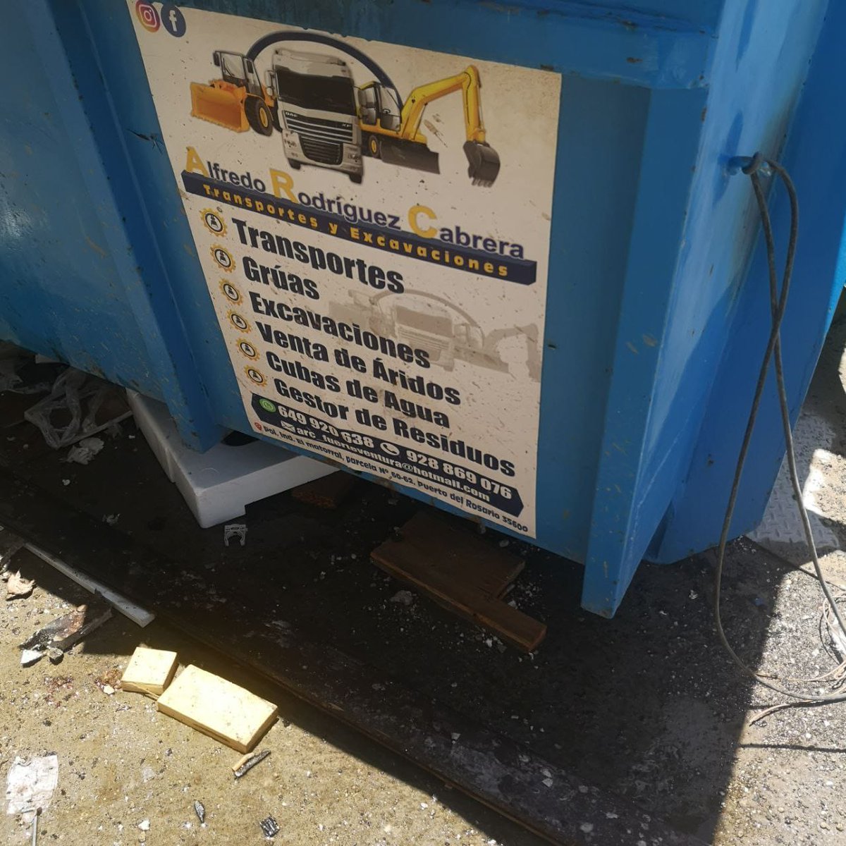 BomberosLaOliva's tweet image. Durante la tarde noche de ayer #Bomberosdelaoliva  son activados por 🔥 Incendio de contenedores en #Corralejo
una bañera - contenedor incendiada. En la Trasera de la Avenida Juan Carlos I de Corralejo

2👩‍🚒 movilizados en 1 BUP 🚒 desde P. de Corralejo