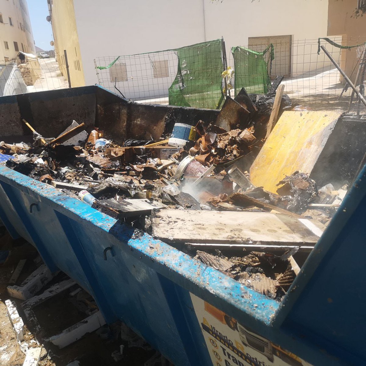 BomberosLaOliva's tweet image. Durante la tarde noche de ayer #Bomberosdelaoliva  son activados por 🔥 Incendio de contenedores en #Corralejo
una bañera - contenedor incendiada. En la Trasera de la Avenida Juan Carlos I de Corralejo

2👩‍🚒 movilizados en 1 BUP 🚒 desde P. de Corralejo