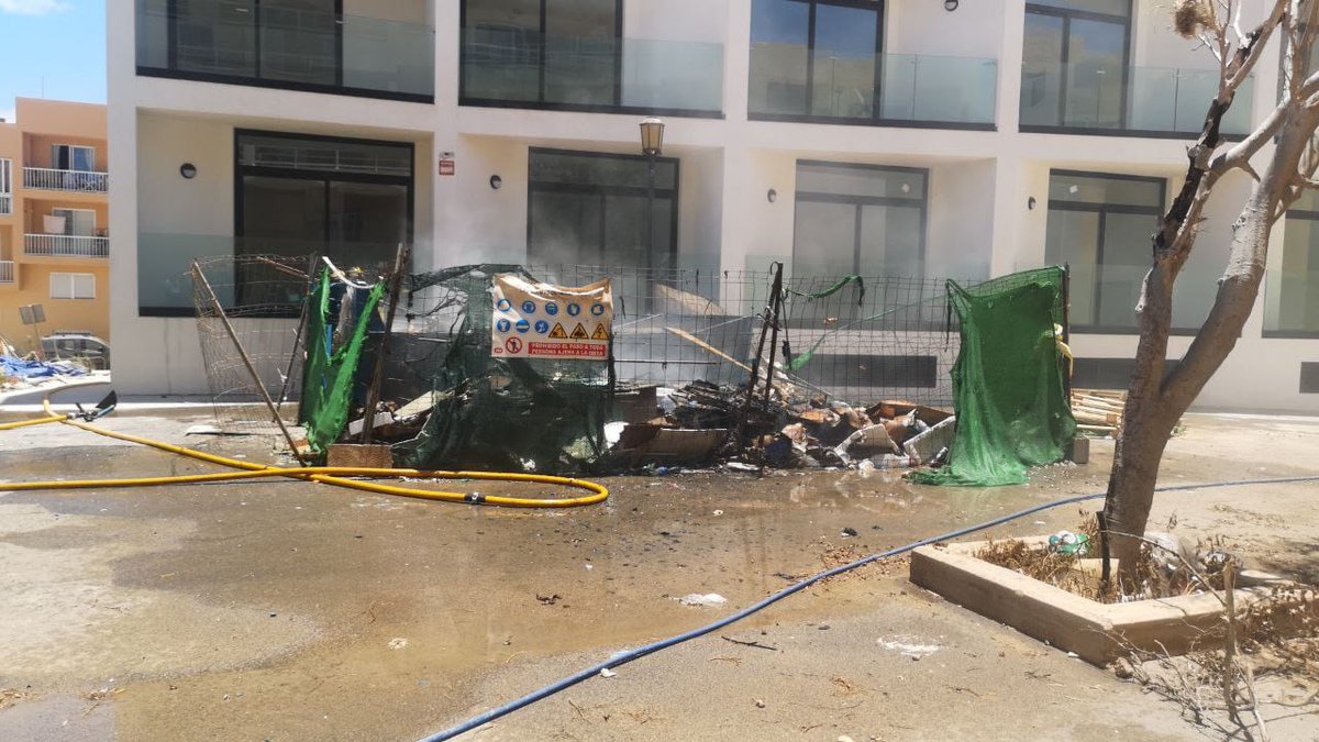 BomberosLaOliva's tweet image. Durante la tarde noche de ayer #Bomberosdelaoliva  son activados por 🔥 Incendio de contenedores en #Corralejo
una bañera - contenedor incendiada. En la Trasera de la Avenida Juan Carlos I de Corralejo

2👩‍🚒 movilizados en 1 BUP 🚒 desde P. de Corralejo