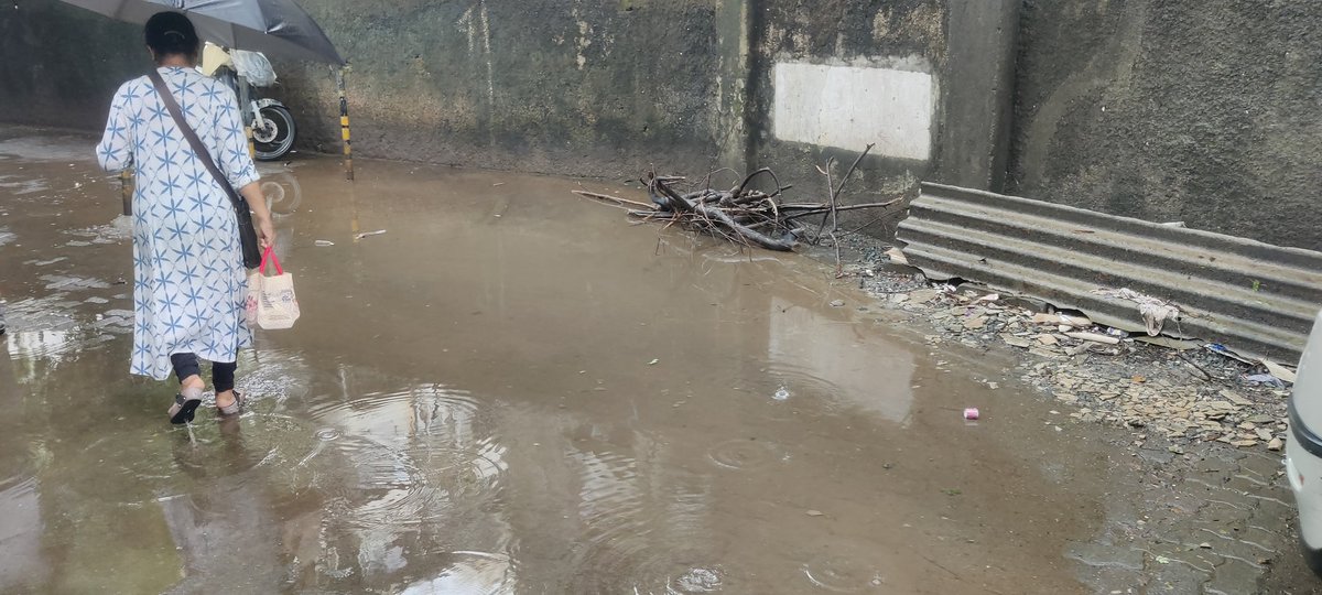 VelaskarVedang's tweet photo. पी/उत्तर विभागातील प्रभाग क्रमांक: ४७ येथील वदानीवाला सोसायटी समोर,श्री स्वामी समर्थ मार्ग येथील गटार तुडुंब भरून वाहत आहे.रस्त्यावर पाणी साचले असून नागरिकांना चालण्यास त्रास सहन करावा लागत आहे @mybmcWardPN
 सदर ठिकाणचे गटार साफ करून घेण्यात यावे ही विनंती https://t.co/uLtJdjH6sm