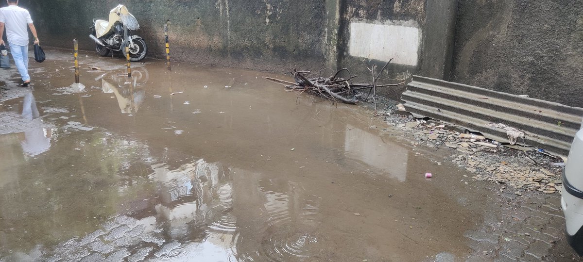 VelaskarVedang's tweet photo. पी/उत्तर विभागातील प्रभाग क्रमांक: ४७ येथील वदानीवाला सोसायटी समोर,श्री स्वामी समर्थ मार्ग येथील गटार तुडुंब भरून वाहत आहे.रस्त्यावर पाणी साचले असून नागरिकांना चालण्यास त्रास सहन करावा लागत आहे @mybmcWardPN
 सदर ठिकाणचे गटार साफ करून घेण्यात यावे ही विनंती https://t.co/uLtJdjH6sm