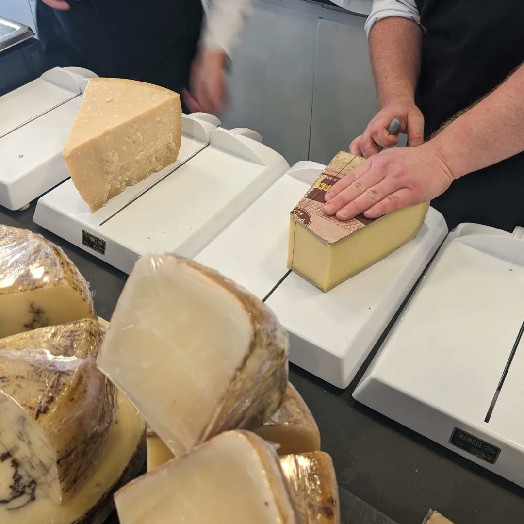 All set and ready for your weekend cheese needs 🧀🍷👌

#cheeselover #cheese #georgemewescheese #glasgow #Edinburgh #shoplocal #localbusiness #byresroad #stockbridge #cheesemonger #dairy #wine