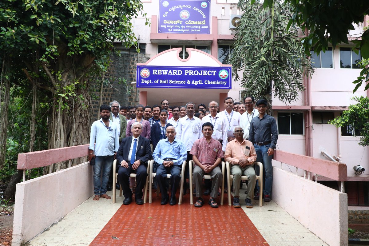 UASDharwad_05's tweet photo. Dr Kirankumar visited #RewardProject #RKVY #RAFTAAR facilities.. @RKVY_HQ..Dr. PL Patil highlighted abt #StartUp ecosystem n opportunities fr #Incubation @UASDharwad_05 @icarindia @startupindia @AgriGoI @ddchandanabng https://t.co/yfAzRi0km4