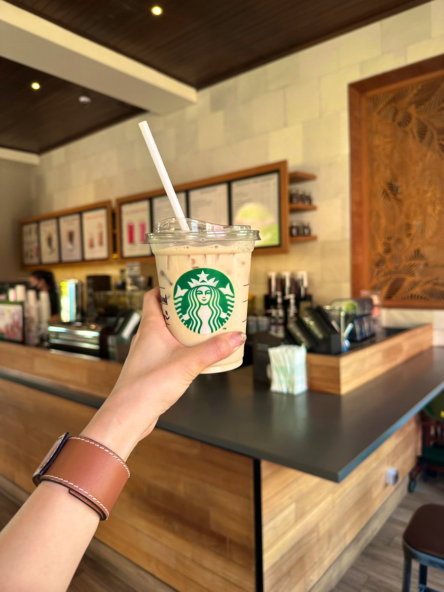 stb_2764's tweet photo. バリ島ウブドのスタバ☕️🌴
ヒンドゥー寺院を背景にコーヒーを楽しめる、世界で唯一？な感じも最高〜🥰 https://t.co/V4qaVAiuel