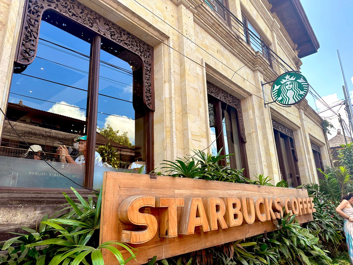stb_2764's tweet photo. バリ島ウブドのスタバ☕️🌴
ヒンドゥー寺院を背景にコーヒーを楽しめる、世界で唯一？な感じも最高〜🥰 https://t.co/V4qaVAiuel