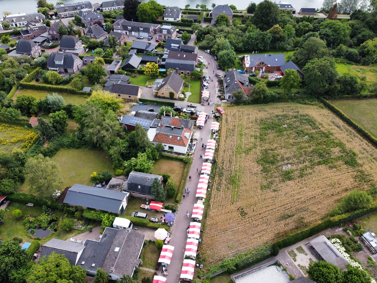 OnzeVeluwe's tweet photo. Nog op zoek naar uitjes voor vandaag op #OnzeVeluwe ?
Tip: De eiermarkt in #Veessen, aanvang 13.00 uur. Veel muziek en vertier georganiseerd door @VivoVeessen .
Kijk voor meer informatie op: https://t.co/76sAUEGrhl
| @WijzijnHeerdenl - #eiermarkt - #muziek | https://t.co/gTQoLUkkFO