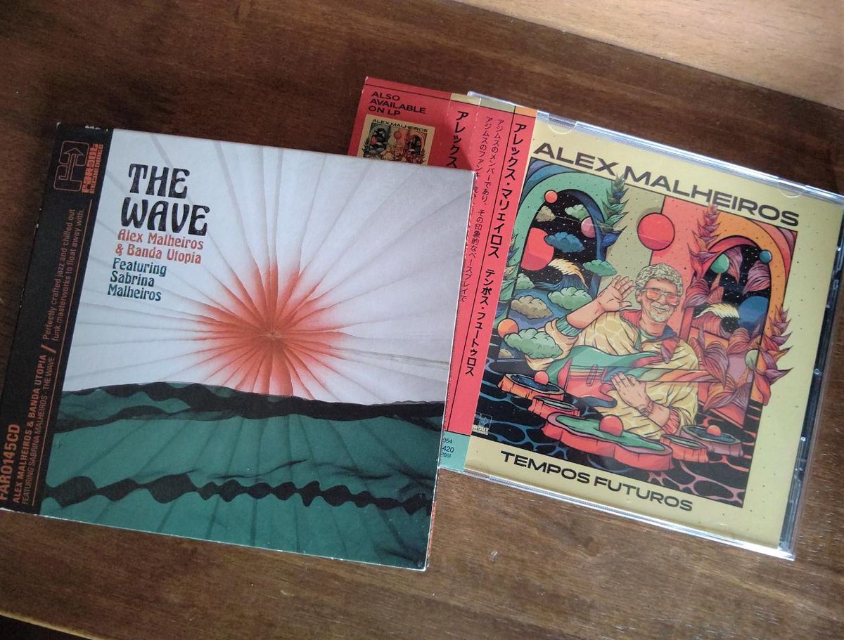 piter2love's tweet image. #MusicTMK　 #Azymuth 

㊗️ 来日 🇯🇵🎉🥰
アジムス🇧🇷 ベーシスト  アレックス･マリェイロス 
Alex Malheiros  (b. 1946 

（右） 
- Alto Verão (🎤Sabrina Malheiros)  2020
🎶→ youtu.be/gd3GHhp2bn0

（左）ウッドベースでチルな Jazzy Brazilian 
- Corpo  2009 
🎶→ youtu.be/c0JsdiZB3mI