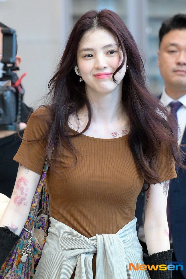 kdramaluvrr's tweet photo. she looks so pretty and cute and hot at the same time with those tattoos it’s insane 😭😭 https://t.co/KHoqxefsmC
