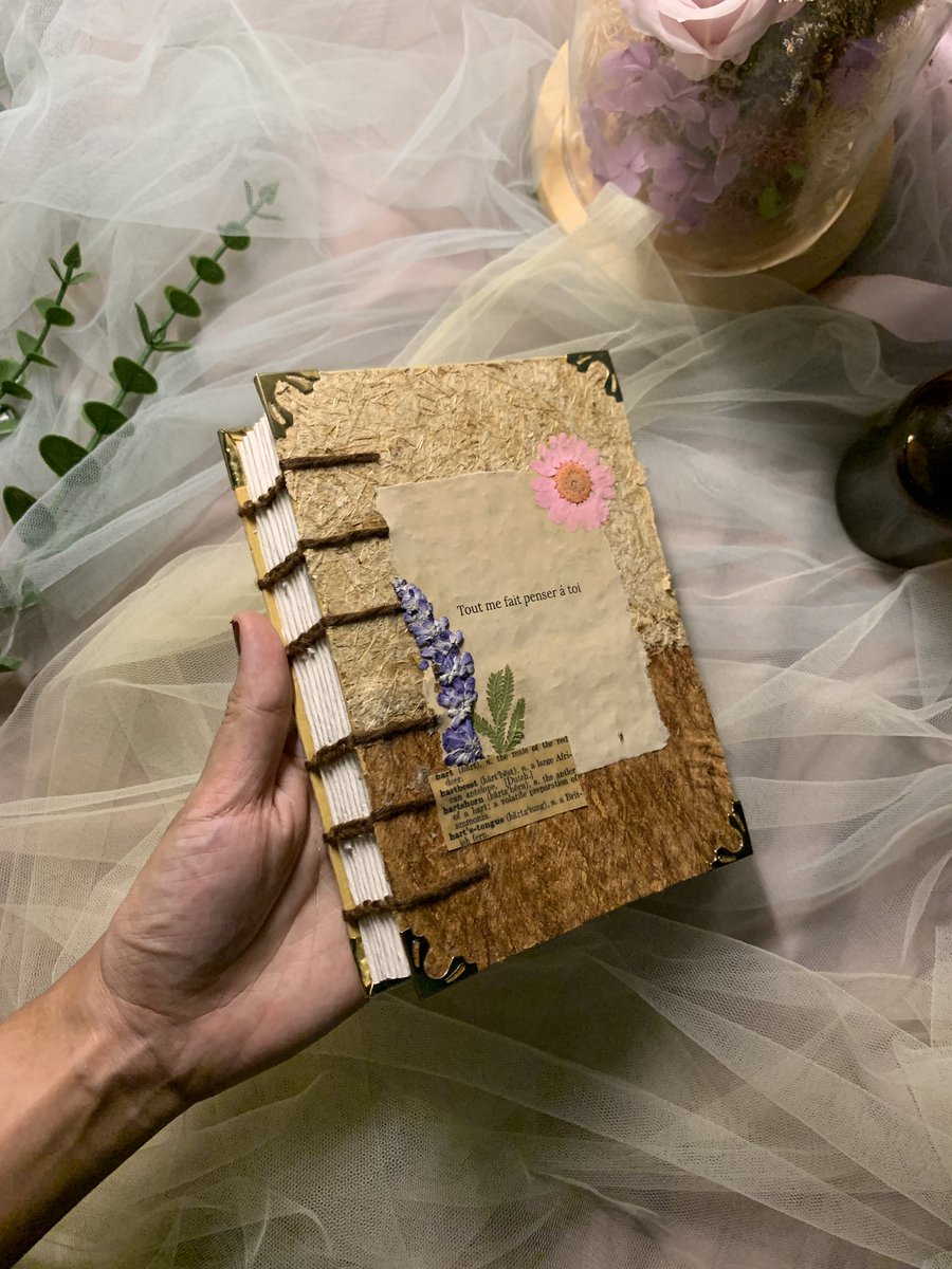 literarybase's tweet photo. Masa 70rb an bisa dpt notebook secakep ini dan bisa custom quote di cover 🥹
Ada 2 ukuran, A6 &amp; A5. Dalemnya blank pages (nanti ak spill), kertas novel tebel 90 gsm, isi 200 halaman. 

Link abis ini 👇 https://t.co/3WgqloIri9