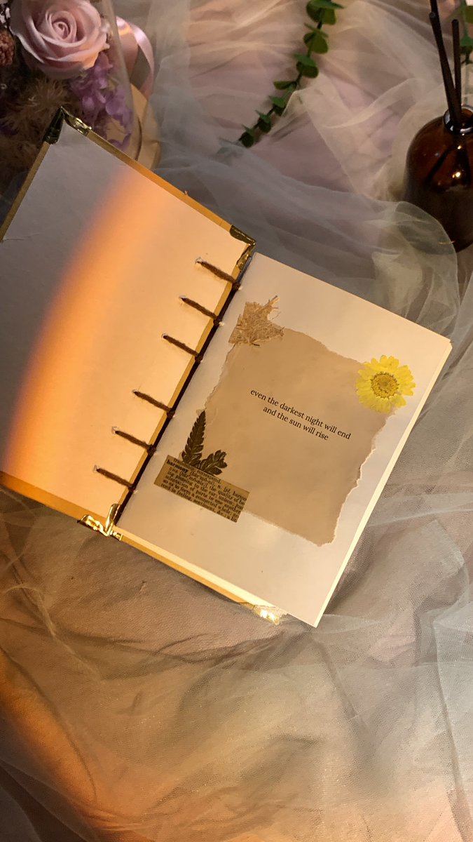 literarybase's tweet photo. Masa 70rb an bisa dpt notebook secakep ini dan bisa custom quote di cover 🥹
Ada 2 ukuran, A6 &amp; A5. Dalemnya blank pages (nanti ak spill), kertas novel tebel 90 gsm, isi 200 halaman. 

Link abis ini 👇 https://t.co/3WgqloIri9