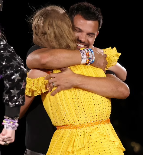 THEFUNCRUISE1's tweet photo. Taylor Swift shared a warm hug onstage with her ex Taylor Lautner during her concert in Kansas City.

#TaylorSwift #TaylorLautner #TheFunCruise https://t.co/4e7H5ei2Lk