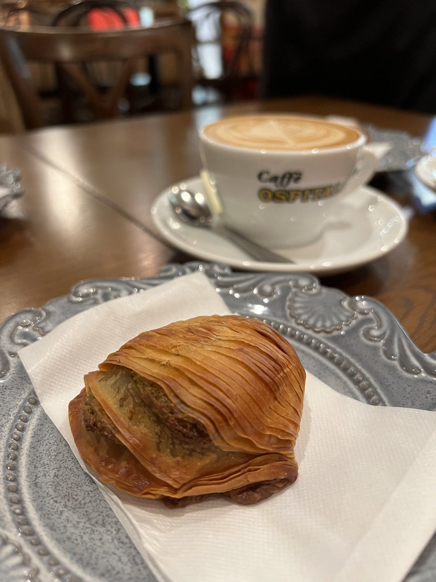 ccafe_breadcafe's tweet photo. これ知ってる人どのくらいいる？🤔
福岡のお土産なんだけど、

「スフォリアテッラ」

っていうバリバリ食感が特徴的なスイーツ✨これ衝撃的だよ？！🫢🫢🫢

県外の友達にぜひ食べてもらいたくて
この前行ったんだけど、
え、やばっ‼️って連呼してた🤭
博多駅のマイング横丁内にある
🍽️CAFE OSPITALE https://t.co/bJ3gTb6Kvm